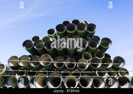 Nero tubi di plastica in un heap Foto Stock