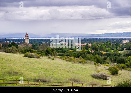 Vista verso la Stanford University e la baia di San Francisco, Palo Alto, California Foto Stock