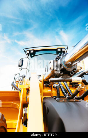 Vista frontale del potente escavatore con bel cielo azzurro in background Foto Stock