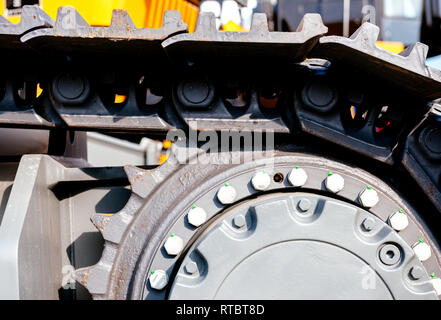 Grande bulldozer Caterpillar closeup dettagli su un sito in costruzione Foto Stock