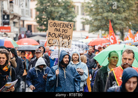 Strasburgo, Francia - Settembre 12, 2017: Gouverne par des bourrins cyniques tradotto come disciplinato dal cinico boccole a maschio targhetta di protesta a anti-macron protesta in Francia Foto Stock