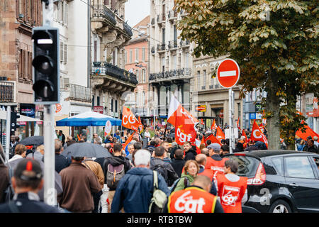 Strasburgo, Francia - Settembre 12, 2017: grande folla di popolo francese a francese giornata nazionale di protesta contro la riforma del lavoro proposto da Emmanuel Macron di governo Foto Stock