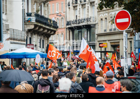 Strasburgo, Francia - Settembre 12, 2017: grande folla di popolo francese a francese giornata nazionale di protesta contro la riforma del lavoro proposto da Emmanuel Macron di governo Foto Stock