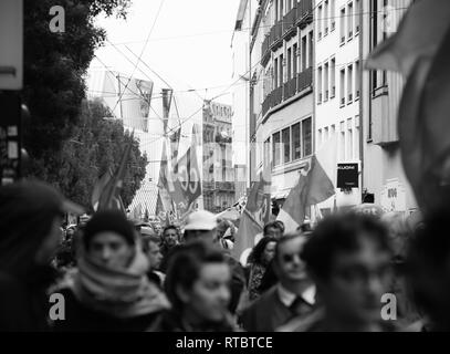 Strasburgo, Francia - Settembre 12, 2017: grande folla di popolo francese a francese giornata nazionale di protesta contro la riforma del lavoro proposto da Emmanuel Macron di governo Foto Stock