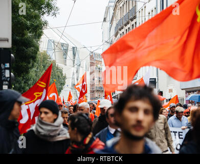 Strasburgo, Francia - Settembre 12, 2017: grande folla di popolo francese a francese giornata nazionale di protesta contro la riforma del lavoro proposto da Emmanuel Macron di governo Foto Stock