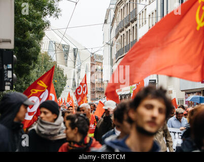 Strasburgo, Francia - Settembre 12, 2017: grande folla di popolo francese a francese giornata nazionale di protesta contro la riforma del lavoro proposto da Emmanuel Macron di governo Foto Stock