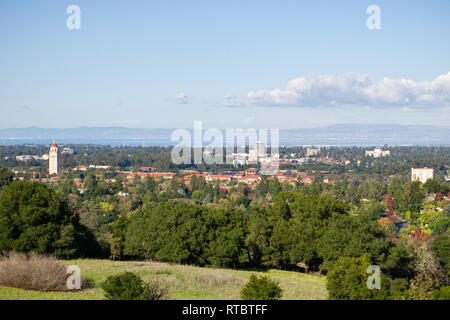 Vista verso la Stanford Campus e torre di Hoover dalla Stanford piatto colline, Palo Alto, San Francisco Bay Area, California Foto Stock