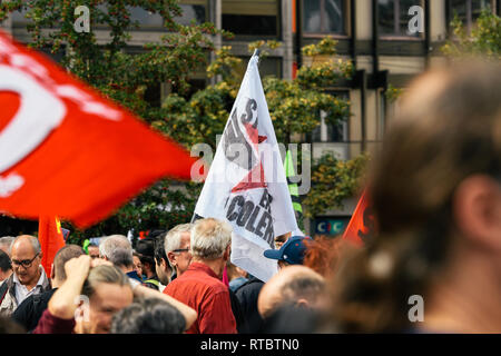 Strasburgo, Francia - Settembre 12, 2017: Strasburgo en colere - Strasburgo arrabbiato bandiera a livello politico marzo durante un francese giornata nazionale di protesta contro la riforma del lavoro proposto da Emmanuel Macron di governo Foto Stock