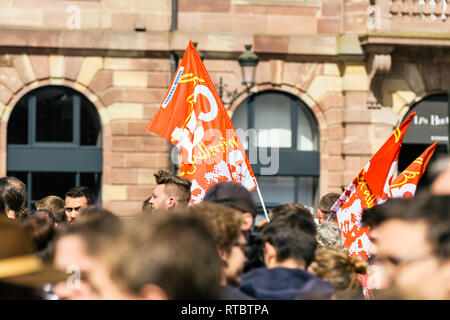 Strasburgo, Francia - Settembre 12, 2017: reale francese di manifestanti con bandiere comunista politico marzo durante un francese giornata nazionale di protesta contro la riforma del lavoro proposto da Emmanuel Macron di governo Foto Stock