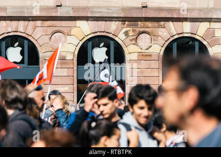 Strasburgo, Francia - Settembre 12, 2017: reale francese di manifestanti con bandiere comunista politico marzo durante un francese giornata nazionale di protesta contro la riforma del lavoro proposto da Emmanuel Macron di governo Foto Stock