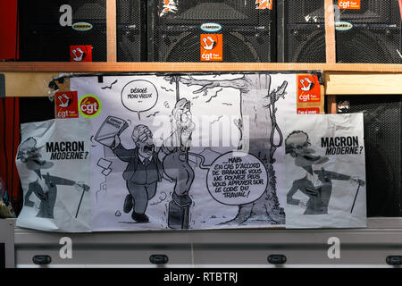 Strasburgo, Francia - Settembre 12, 2017: Macron moderno come un re caricatura al francese giornata nazionale di protesta contro la riforma del lavoro proposto da Emmanuel Macron di governo Foto Stock