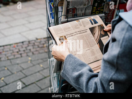 Strasburgo, Francia - 28 OTT 2017: Donna acquisto di FT giornale weekend a premere chiosco composto da noi economia dopo gli uragani Foto Stock