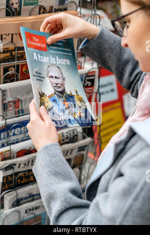 Strasburgo, Francia - 28 OTT 2017: Donna comprare la rivista The Economist a premere chiosco composto da Vladimir Putin sul coperchio e sul titolo di un Zar è nato Foto Stock