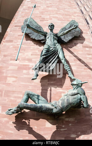 Una spettacolare veduta di San Michele Arcangelo in trionfo su il diavolo scultura, Coventry Cathedral. Foto Stock