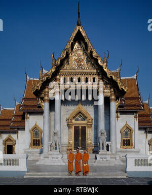 Thailandia. Bangkok. I monaci buddisti in piedi di fronte a gradini. Foto Stock