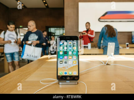 Parigi, Francia - Sep 22, 2017: nuovo iPhone 8 e iPhone 8 Plus in Apple Store con schermata home le applicazioni desktop e i clienti in background Foto Stock