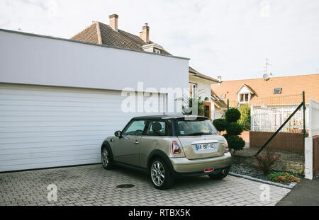 Strasburgo, Francia - Sep 24, 2017: Mini Cooper, iconico British city car, parcheggiato di fronte ad un garage in un moderno quartiere residenziale Foto Stock