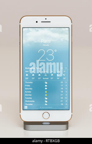 Parigi, Francia - Sep 26, 2016: nuovo Apple iPhone 7 Plus in docking station dopo unboxing e test da parte dell'installazione ed esecuzione di app Meteo con previsione di Parigi Foto Stock