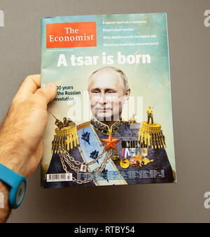 Strasburgo, Francia - 28 OTT 2017: POV dell uomo con la rivista The Economist contro uno sfondo grigio con Vladimir Putin sul coperchio e sul titolo di un Zar è nato Foto Stock