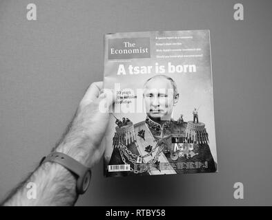Strasburgo, Francia - 28 OTT 2017: uomo con la rivista The Economist contro uno sfondo grigio con Vladimir Putin sul coperchio e sul titolo di un Zar è nato Foto Stock
