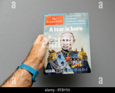 Strasburgo, Francia - 28 OTT 2017: uomo con la rivista The Economist contro uno sfondo grigio con Vladimir Putin sul coperchio e sul titolo di un Zar è nato Foto Stock
