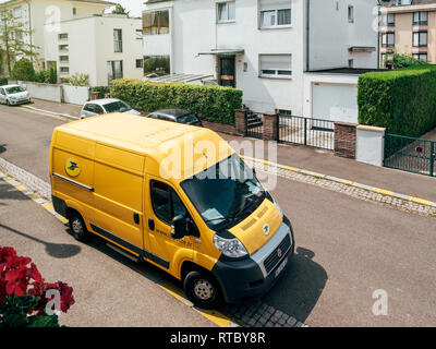 Parigi, Francia - 23 JUN 2017: La Poste giallo van di consegna per la consegna sul pacchetto tempo parcel - vista aerea Foto Stock