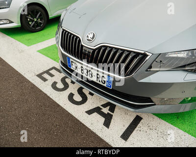 Parigi, Francia - 7 Nov, 2017: Essai testo tradotto come Test Drive con le vetture Skoda Superb auto di lusso realizzato da Volkswagen presso la concessionaria auto garage Foto Stock