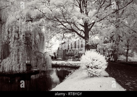 Ingresso a Aylesford Priory nel Kent, Regno Unito. Fotografata utilizzando luce infrarossi. Foto Stock