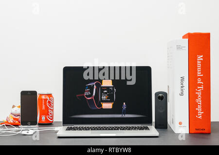 Parigi, Francia - Sep 13, 2017: minimalista sala creativa del browser Safari aperte sul laptop MacBook Pro la presentazione Keynote Apple sito web - Apple COO Jeff Williams presentando la Apple guardare 3 tino app la salute Foto Stock