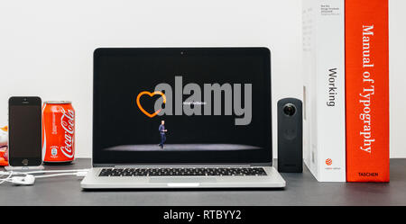 Parigi, Francia - Sep 13, 2017: minimalista sala creativa del browser Safari aperte sul laptop MacBook Pro la presentazione Keynote Apple sito web - Apple COO Jeff Williams presentando la Apple guardare 3 fibrillazione atriale Foto Stock