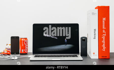Parigi, Francia - Sep 13, 2017: minimalista sala creativa del browser Safari aperte sul laptop MacBook Pro la presentazione Keynote Apple sito web - Apple COO Jeff Williams presentando la Apple guardare 3 apple studio di cuore Foto Stock