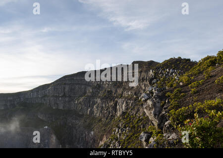 Viste mozzafiato della scogliera dal cratere del Monte Gede Pangrango Foto Stock