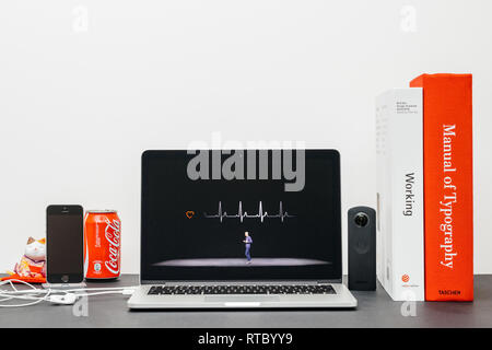 Parigi, Francia - Sep 13, 2017: minimalista sala creativa del browser Safari aperte sul laptop MacBook Pro la presentazione Keynote Apple sito web - Apple COO Jeff Williams presentando la Apple guardare 3 pulse salute del cuore app Foto Stock