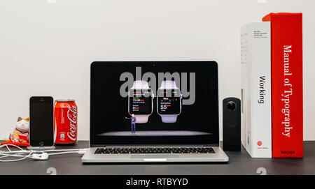 Parigi, Francia - Sep 13, 2017: minimalista sala creativa del browser Safari aperte sul laptop MacBook Pro la presentazione Keynote Apple sito web - Apple COO Jeff Williams presentando la Apple guardare 3 salute puse la frequenza cardiaca Foto Stock