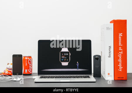 Parigi, Francia - Sep 13, 2017: minimalista sala creativa del browser Safari aperte sul laptop MacBook Pro la presentazione Keynote Apple sito web - Apple COO Jeff Williams presentando la Apple guardare 3 la frequenza cardiaca Foto Stock