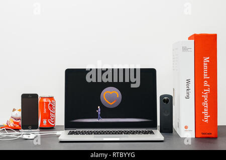 Parigi, Francia - Sep 13, 2017: minimalista sala creativa del browser Safari aperte sul laptop MacBook Pro la presentazione Keynote Apple sito web - Apple COO Jeff Williams presentando la Apple guardare 3 cuore salute app Foto Stock