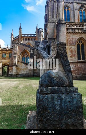 Scultura medievale al di fuori della Cattedrale di Wells, Somerset, Inghilterra Foto Stock