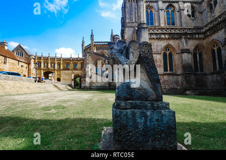 Scultura medievale al di fuori della Cattedrale di Wells, Somerset, Inghilterra Foto Stock