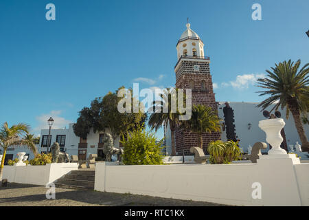 Strade senza persone nel villaggio di Teguise in Lanzarote in una giornata di sole. IslandsD canarie Foto Stock