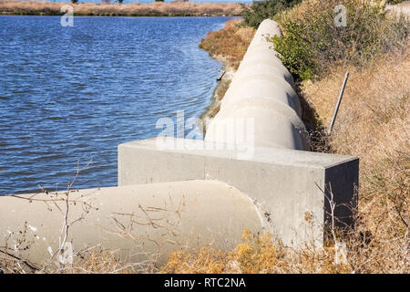 Tubo di cemento, vicino a Sunnyvale Inquinamento di acqua impianto di controllo, San Francisco Bay Area, Sunnyvale, California Foto Stock