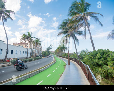 Un motociclo e pedonale su Luis Munoz Avenue rivera street in una calda giornata estiva. Questa strada è la principale stree Foto Stock