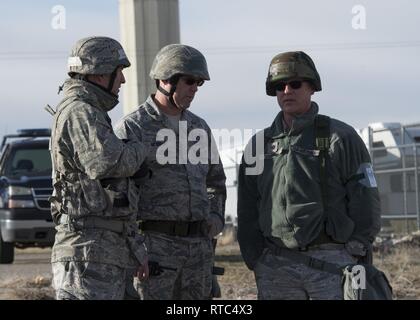 Lt. Col. Mike Knowles, l'ala ispettore generale, illustra una simulazione di attacco a terra durante la 124Fighter Ali grande disponibilità esercizio con Col. Tim Donnellan, wing commander e Col Eric Newman, la missione del gruppo di supporto del comandante, 8 febbraio 2019 a Campo Gowen a Boise, Idaho. Lo scopo del MRE è garantire aviatori sono preparati per qualsiasi scenario di distribuzione. Foto Stock