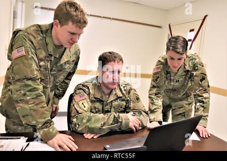 Pvt. Blake bavero, comando Sgt. Il Mag. Don Samuelson e il cap. Shannon Woodman con l' esercito della riserva 432nd gli affari civili battaglione di Green Bay, Wisconsin, discute un evento di formazione di Febbraio 8, 2019, a Fort McCoy, Wis., durante il comando Post Exercise-Functional 19-10. Circa 300 soldati con gli affari civili, le operazioni psicologiche e operazioni di informazione unità addestrati NEGLI STATI UNITI Esercito degli affari civili e le operazioni psicologiche Comando- centric esercizio che è stata condotta su post da Gen 22 al 11 febbraio. Foto Stock