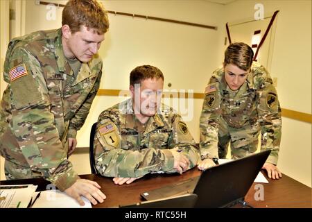 Pvt. Blake bavero, comando Sgt. Il Mag. Don Samuelson e il cap. Shannon Woodman con l' esercito della riserva 432nd gli affari civili battaglione di Green Bay, Wisconsin, discute un evento di formazione di Febbraio 8, 2019, a Fort McCoy, Wis., durante il comando Post Exercise-Functional 19-10. Circa 300 soldati con gli affari civili, le operazioni psicologiche e operazioni di informazione unità addestrati NEGLI STATI UNITI Esercito degli affari civili e le operazioni psicologiche Comando- centric esercizio che è stata condotta su post da Gen 22 al 11 febbraio. Foto Stock