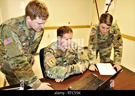 Pvt. Blake bavero, comando Sgt. Il Mag. Don Samuelson e il cap. Shannon Woodman con l' esercito della riserva 432nd gli affari civili battaglione di Green Bay, Wisconsin, discute un evento di formazione di Febbraio 8, 2019, a Fort McCoy, Wis., durante il comando Post Exercise-Functional 19-10. Circa 300 soldati con gli affari civili, le operazioni psicologiche e operazioni di informazione unità addestrati NEGLI STATI UNITI Esercito degli affari civili e le operazioni psicologiche Comando- centric esercizio che è stata condotta su post da Gen 22 al 11 febbraio. Foto Stock