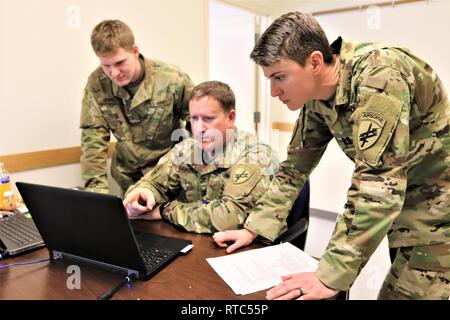 Pvt. Blake bavero, comando Sgt. Il Mag. Don Samuelson e il cap. Shannon Woodman con l' esercito della riserva 432nd gli affari civili battaglione di Green Bay, Wisconsin, discute un evento di formazione di Febbraio 8, 2019, a Fort McCoy, Wis., durante il comando Post Exercise-Functional 19-10. Circa 300 soldati con gli affari civili, le operazioni psicologiche e operazioni di informazione unità addestrati NEGLI STATI UNITI Esercito degli affari civili e le operazioni psicologiche Comando- centric esercizio che è stata condotta su post da Gen 22 al 11 febbraio. Foto Stock