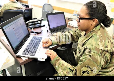 Il cap. Tiffany Mitchell, intelligence ufficiale con l'esercito della riserva 432nd gli affari civili battaglione di Green Bay, Wisconsin, lavora su un documento di formazione 8 febbraio 2019, a Fort McCoy, Wis., durante il comando Post Exercise-Functional 19-10. Circa 300 soldati con gli affari civili, le operazioni psicologiche e operazioni di informazione unità addestrati NEGLI STATI UNITI Esercito degli affari civili e le operazioni psicologiche Comando- centric esercizio che è stata condotta su post da Gen 22 al 11 febbraio. Foto Stock