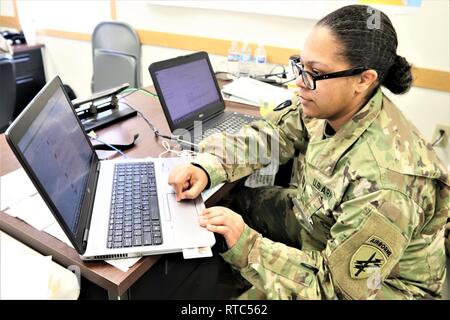 Il cap. Tiffany Mitchell, intelligence ufficiale con l'esercito della riserva 432nd gli affari civili battaglione di Green Bay, Wisconsin, lavora su un documento di formazione 8 febbraio 2019, a Fort McCoy, Wis., durante il comando Post Exercise-Functional 19-10. Circa 300 soldati con gli affari civili, le operazioni psicologiche e operazioni di informazione unità addestrati NEGLI STATI UNITI Esercito degli affari civili e le operazioni psicologiche Comando- centric esercizio che è stata condotta su post da Gen 22 al 11 febbraio. Foto Stock