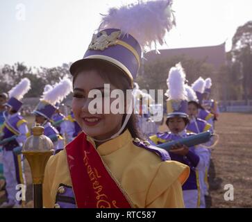 Phitsanulokb, Regno di Thailandia (08 febbraio 2019) - Gli studenti di Wat Jom Tong scuola marzo in un corteo durante l'esercizio Cobra Gold 19 a Phitsanulokb, Regno di Thailandia, Feb 08, 2019. Cobra Gold è uno del più grande teatro la cooperazione in materia di sicurezza esercita nell'Indo-Pacifico ed è parte integrante dell'impegno degli Stati Uniti per rafforzare l'impegno nella regione. Cobra Gold 19, la trentottesima iterazione di questo esercizio, sottolinea il coordinamento su azione civica, come ad esempio la fornitura di assistenza umanitaria e di soccorso in caso di catastrofe, che mira ad ampliare la cooperazione regionale e la collaborazione in questi settori vitali. Foto Stock