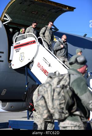 Avieri dal 104th Fighter Wing sbarcare da una KC-135 Stratotanker dal 128Air Refuelling ala da Milwaukee Wisconsin nel Febbraio 9, 2019, presso Barnes Air National Guard Base, Massachusetts. Il aviatori restituito da un dazio provvisorio assegnazione a Patrick Air Force Base dove sono addestrati con membri del centottantesimo Fighter Wing da Toledo Ohio. Foto Stock